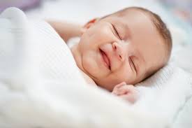 Почему ребенок улыбается во сне?